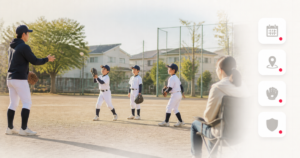 地域のグラウンドで少年野球を練習する子どもたちと指導者